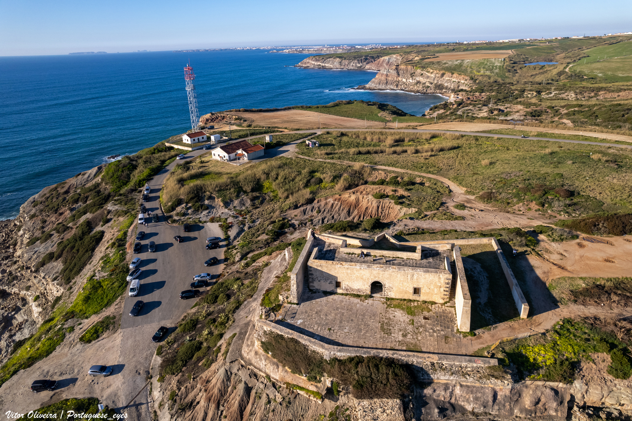 Arribas e oceano na costa da Lourinhã
