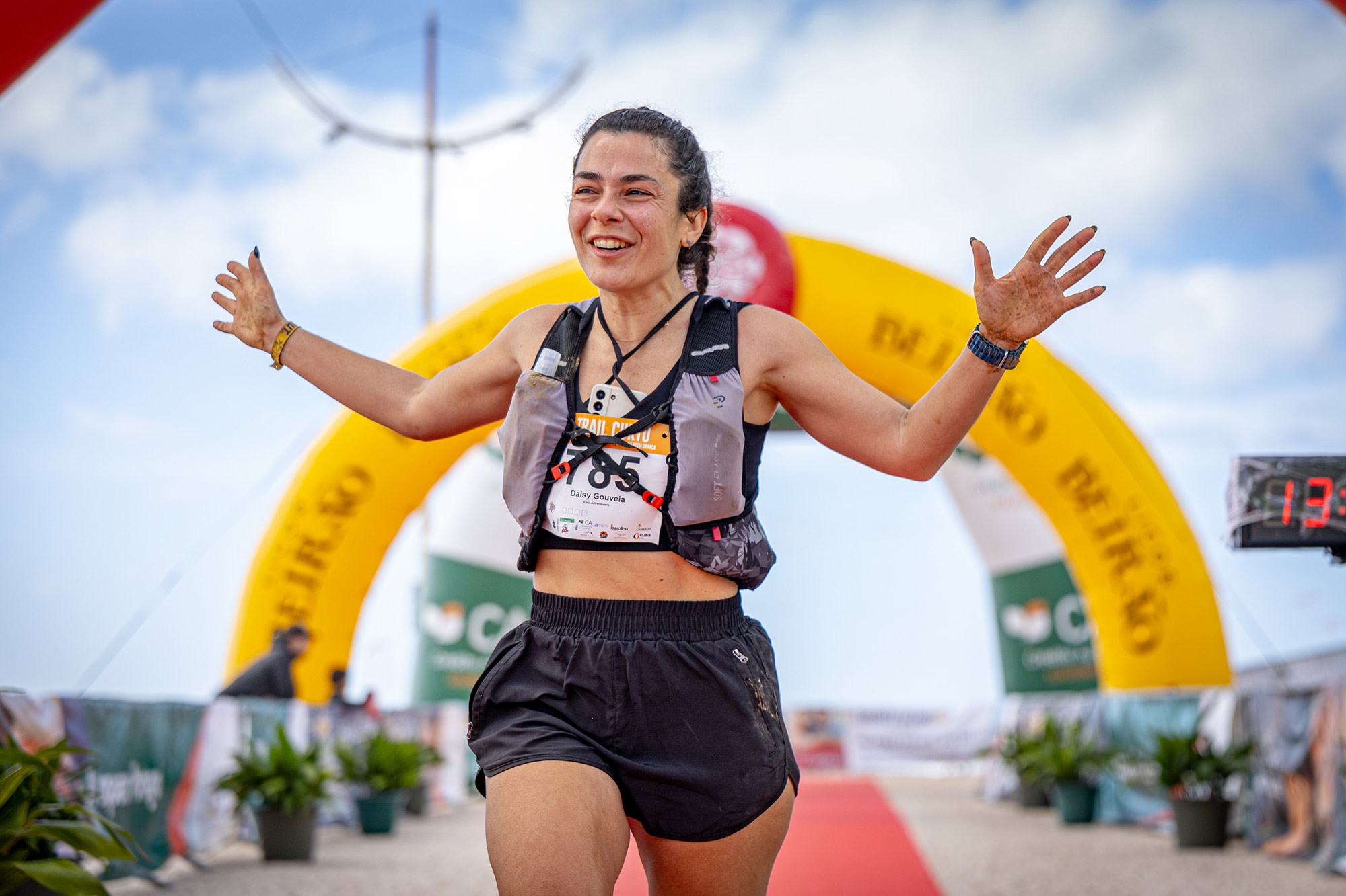 Atleta celebra a chegada à meta do Troféu dos Dinossauros.